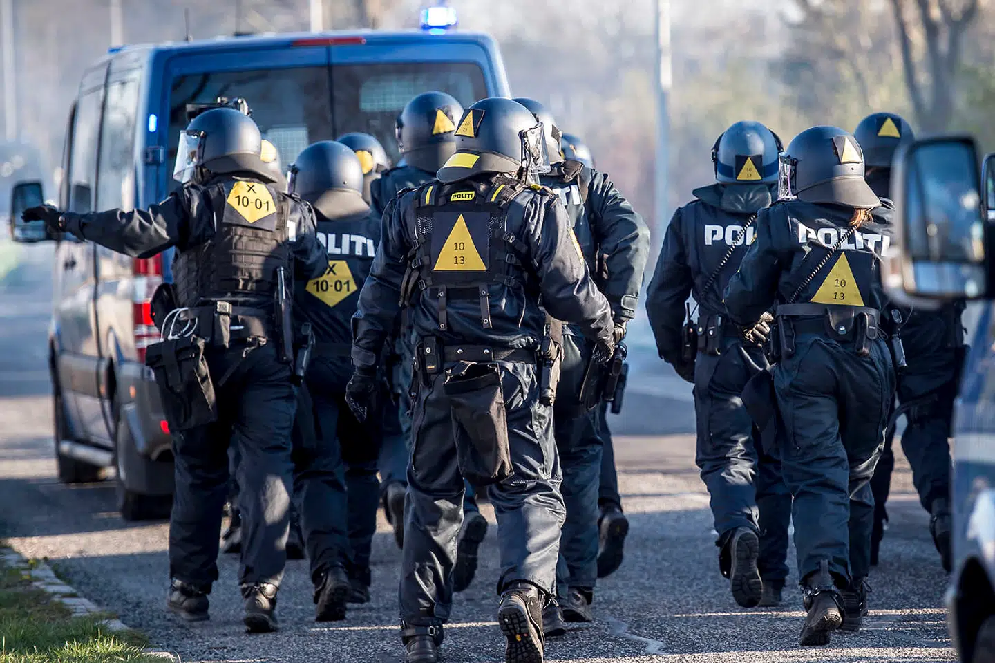 Røg og politi i gaden i Albertslund, mandag den 15. april 2019.