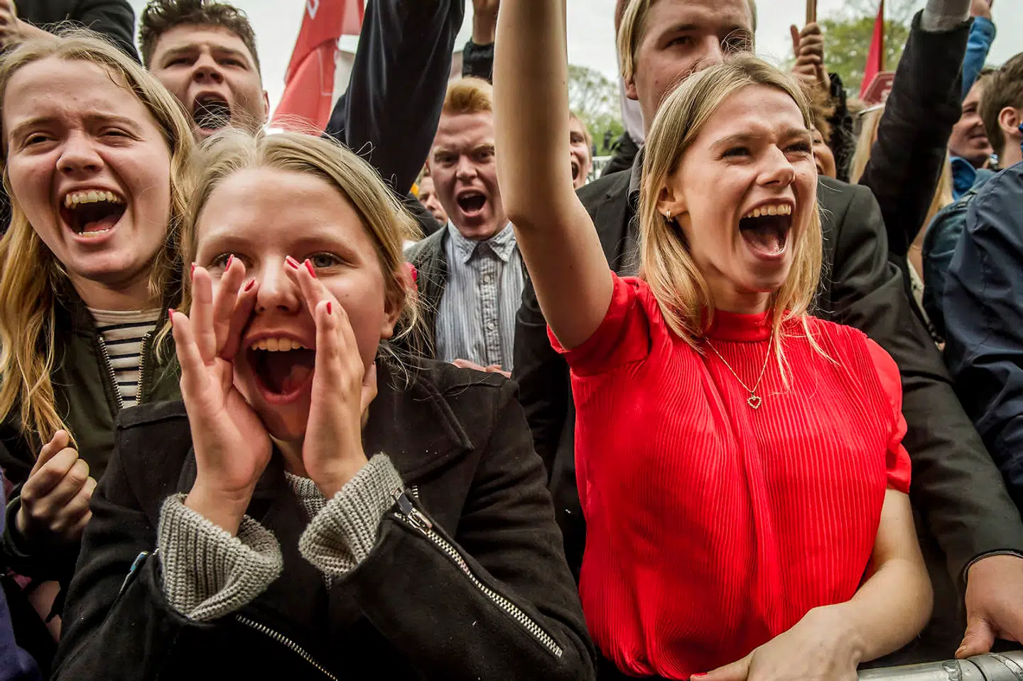 Reportage og stemning fra 1. Maj - arbejdernes internationale kampdag - i Fælledparken i København. Under Mette Frederiksens (S) tale på den store scene opstod der flere gange tumult mellem de fremmødte ungdomsorganisationer. Særligt DSU (dansk socialistisk ungdom) og BJMF (Bygge-, Jord- og Miljøarbejdernes Fagforening) var enkelte gange i slagsmål.