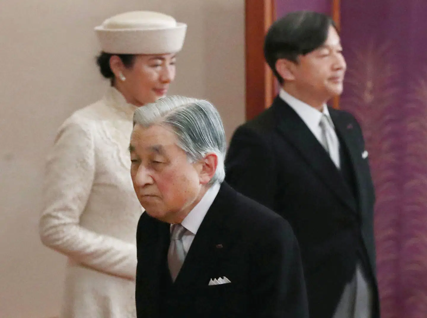 Japans kejser Akihito abicerede tirsdag efter 30 år, i baggrunden ses hans søn Naruhito, der skal overtage tronen.