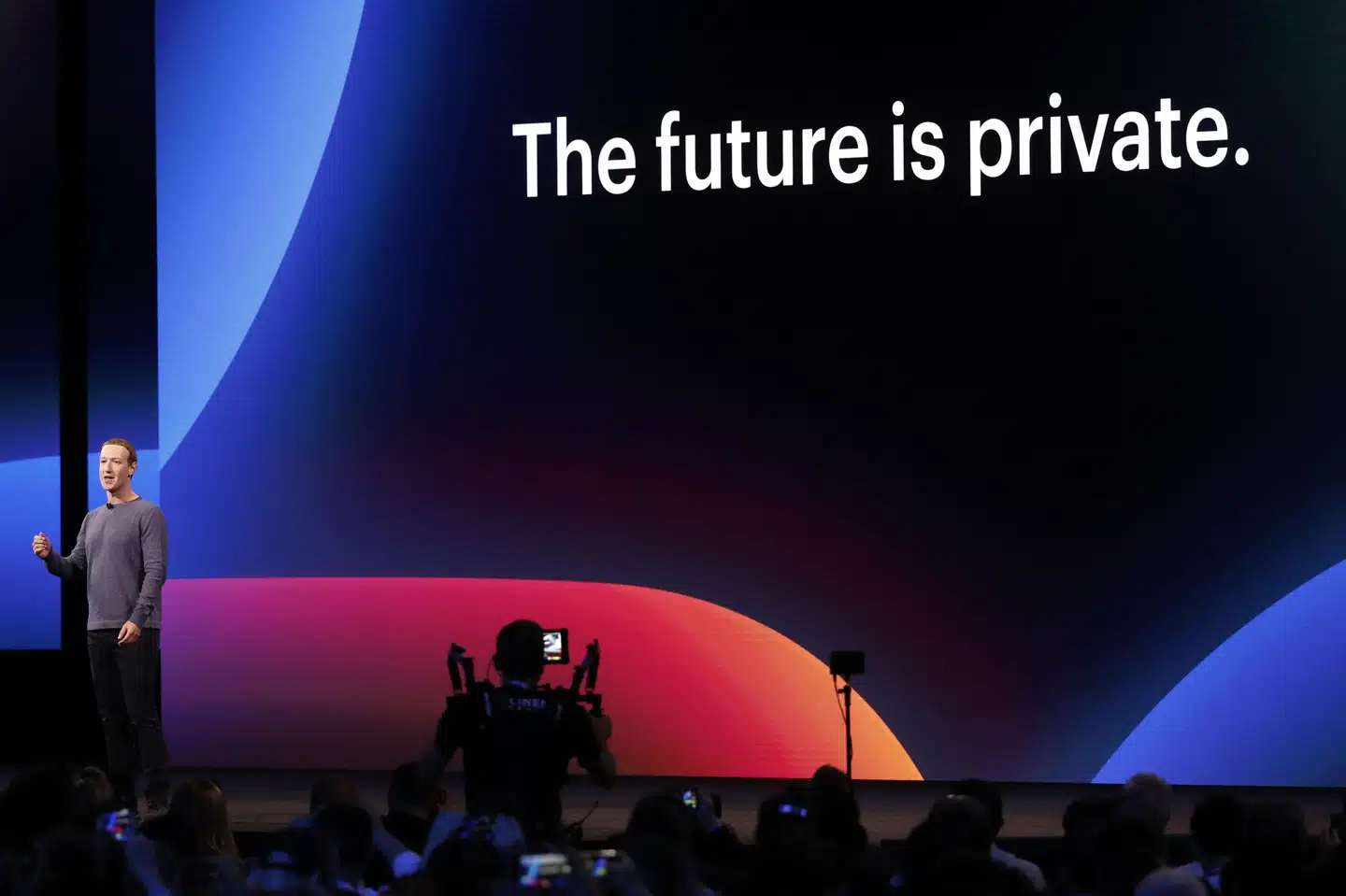 Under sin tale ved Facebooks årlige udviklerkonference i San Jose, Californien, påpeger Mark Zuckerberg, der stiftede Facebook, at det er tid til ændringer. Fremtiden skal have større fokus på privatlivet, og derfor skifter det sociale medies udseende i den kommende tid. Stephen Lam/Reuters