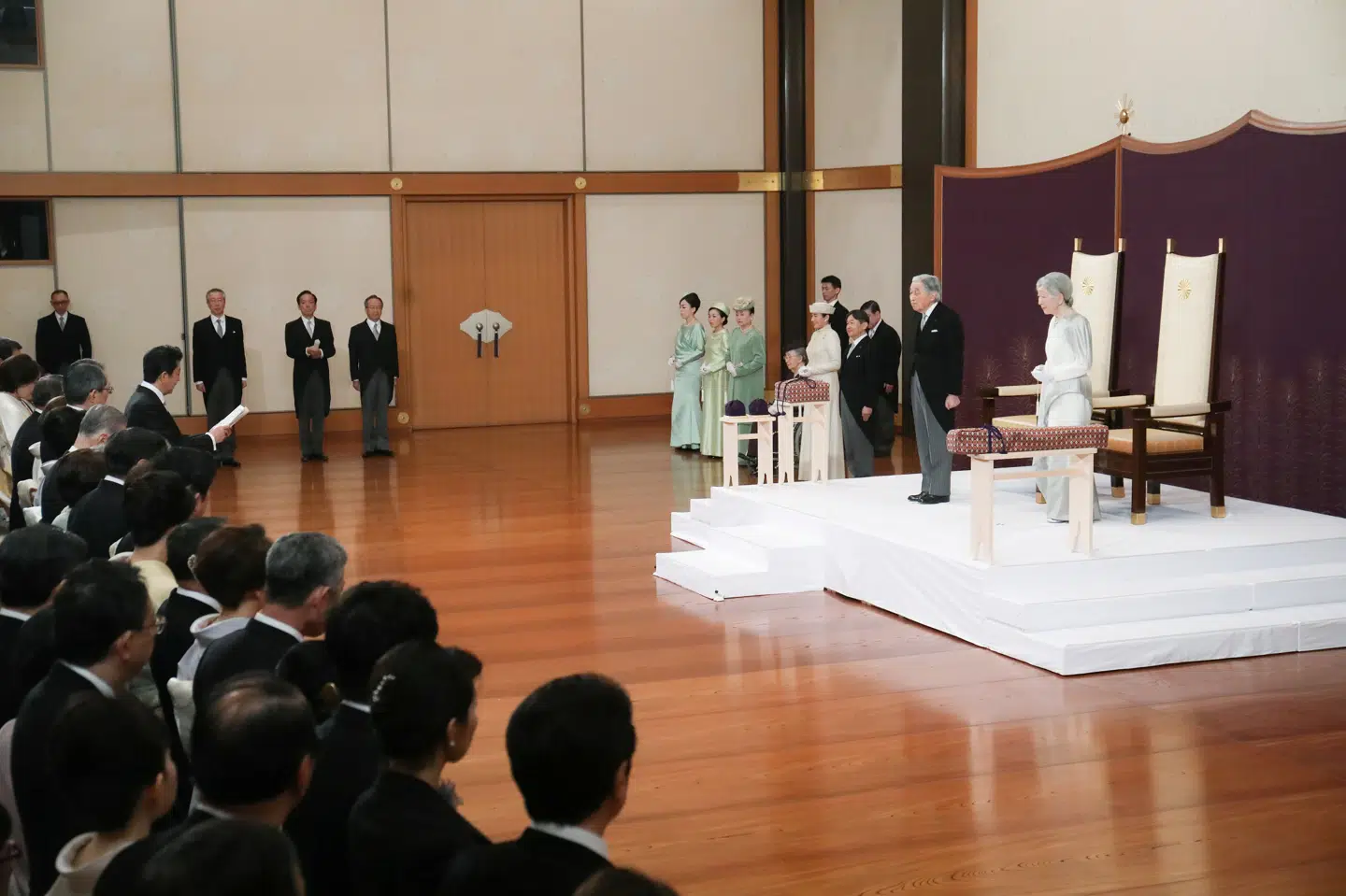 I kejserpaladsets statsrum tog kejser Akihito tirsdag afsked med det japanske folk. Hans ældste søn, 59-årige Naruhito, overtager tronen onsdag. Pool/Reuters