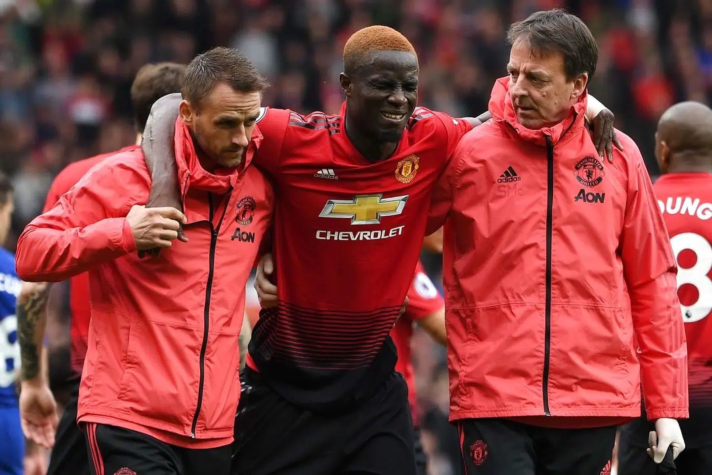Eric Bailly måtte hjælpes fra banen.