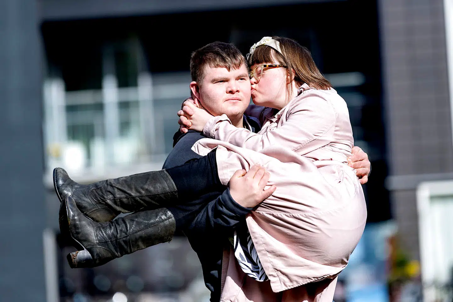 Sidsel og Christian er gift med hinanden. Og de har begge Downs syndrom.De bor på Christians forældres gård på Fyn, hvor Christian arbejder som landmand. Sidsel er med egne ord lidt af en diva og rigtig meget en storby-pige, som stortrives når de besøger hendes forældre i København. Christian er helt igennem en gentleman, så hvis der er en smule mudder eller en høj kant der skal forceres løfter han galant Sidsel op. Inden længe får en dokumentarfilm om det anderledes ægtepar premiere og efterfølgende bliver filmen delt op i tre dele, der vises på TV2.