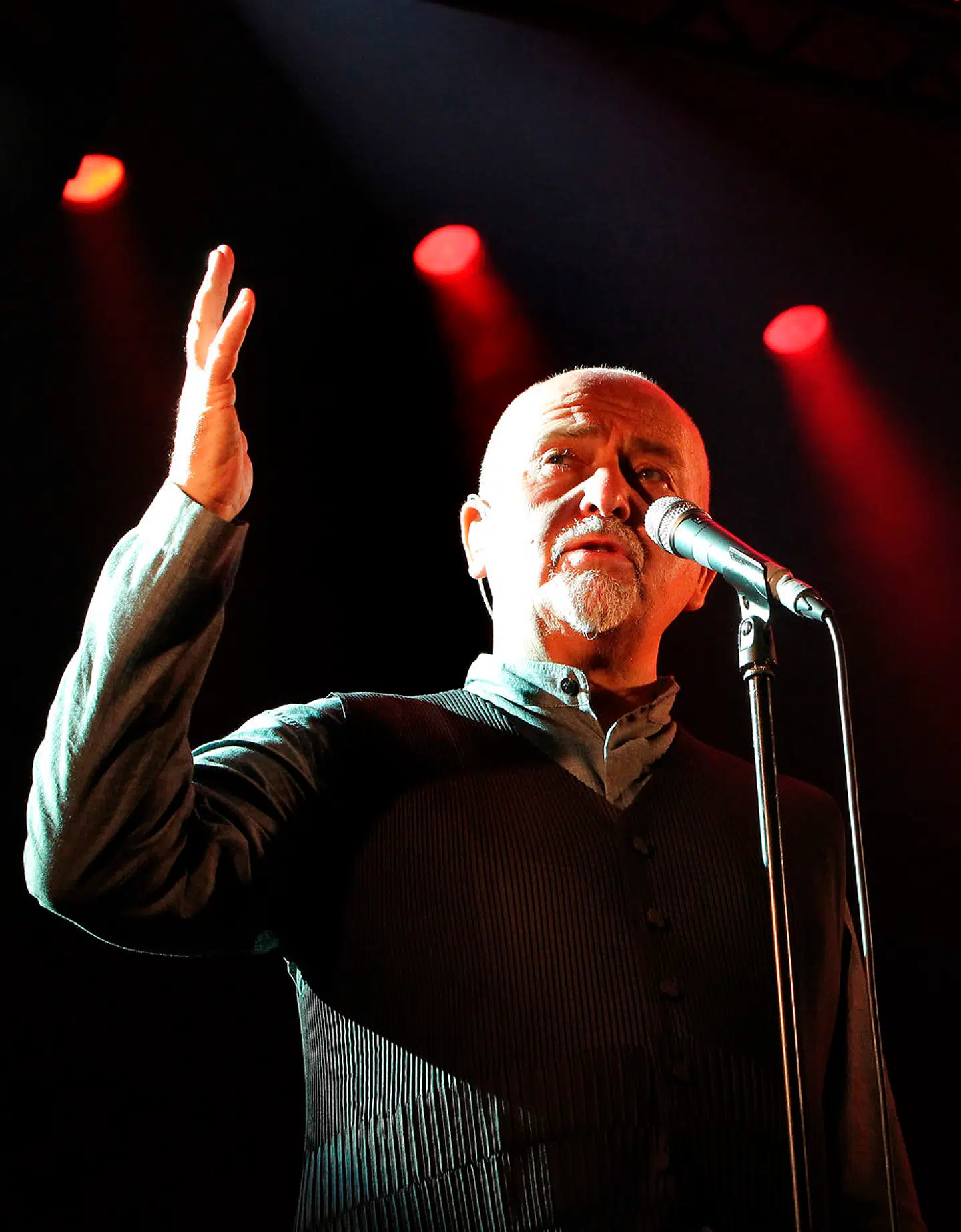 Peter Gabriel var forsanger, da Steve Hacket blev medlem af Genesis. Siden overtog Phil Collins vokal-jobbet, stadig med Hackett som guitarist.