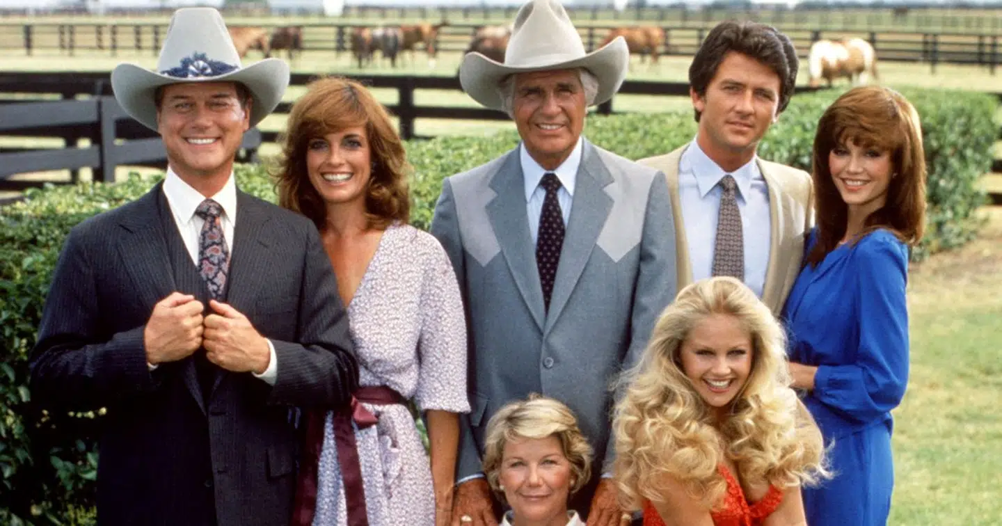 Den oprindelige Ewing-familie:Ray Krebbs, Bobby, Pamela, Miss Ellie, Jock, Lucy, J.R. og Sue Ellen.