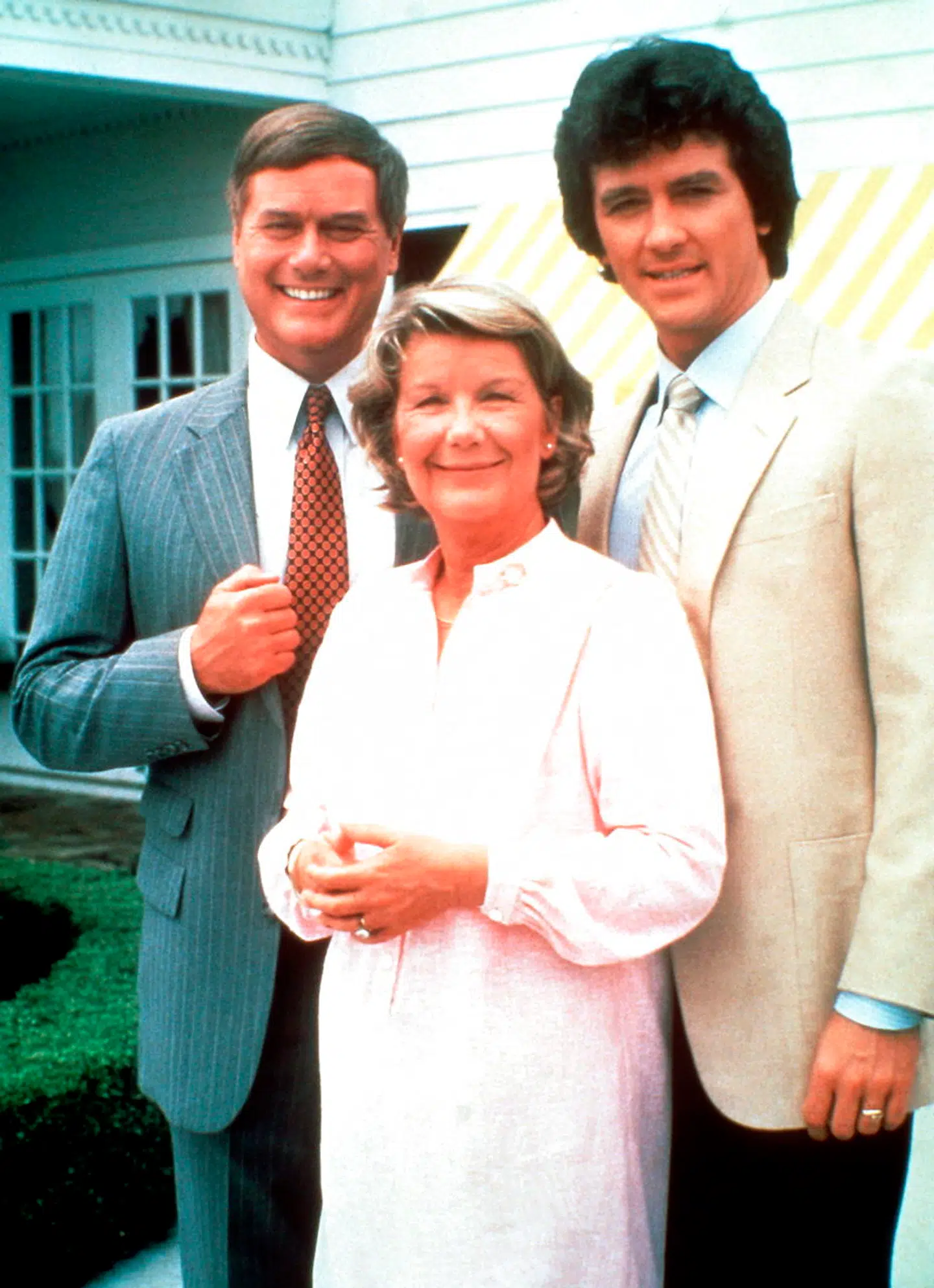 Larry Hagman som J. R. Ewing, Barabara Bel Geddes som 'Miss Ellie' og Patrick Duffy som en gode søn, Bobby Ewing.