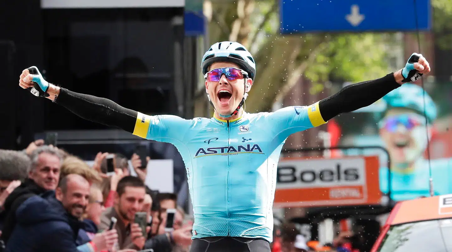 Jakob Fuglsang kører over målstregen og vinder Liège-Bastogne-Liège 2019 suverænt.