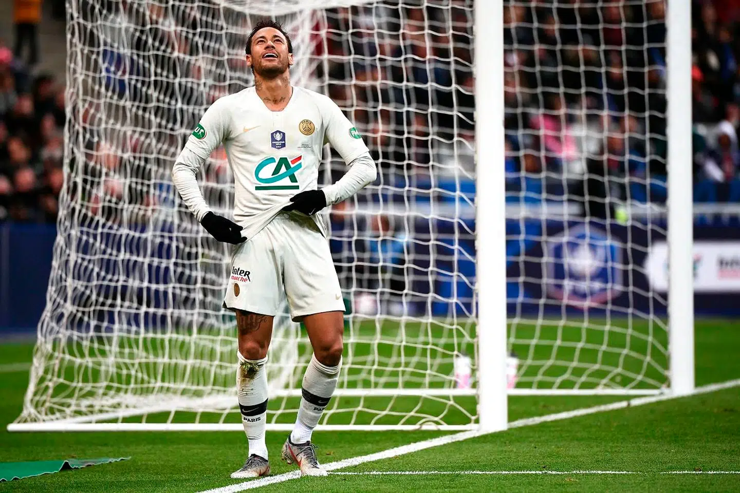 Inde på banen gik det godt for Neymar i pokalfinalen, hvor han kom på måltavlen og bidrog med en assist. Men videooptagelser viser nu, at han havde en knap så god aften uden for kridtstregerne.