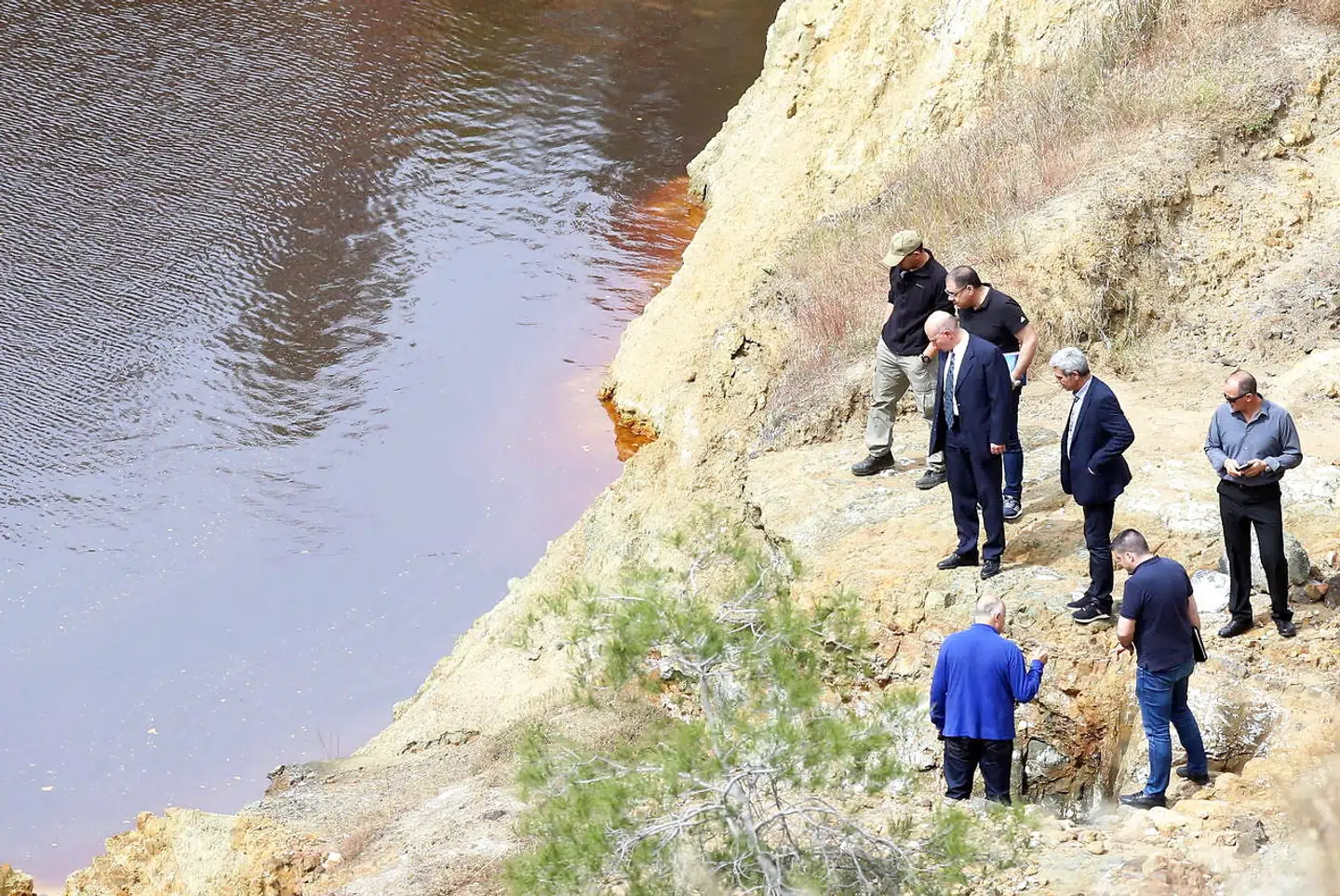 Myndigheder efterforsker en flod ved landsbyen Xiliato, da de mistænker, at den 35-årige anholdte har smidt i et lig i floden. Billedet er taget den 26. april. (Photo by Iakovos Hatzistavrou / AFP)