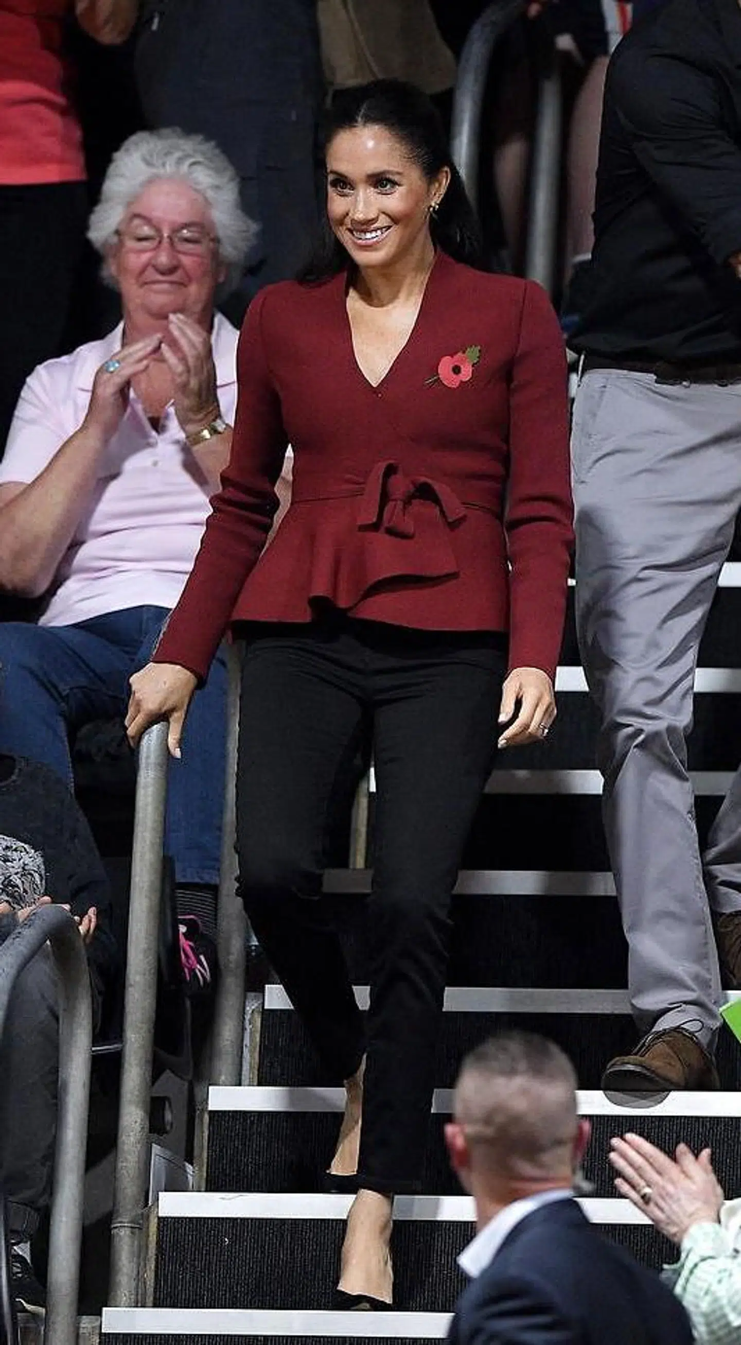 Hertuginde Meghan bar en bordeaux udgave af jakken ved Invictus Games, som er sportskonkurrencer for veteraner. Det fandt sted i Sydney, Australien tilbage i oktober 2018.Search instead for bourdeu EPA/DAN HIMBRECHTS AUSTRALIA AND NEW ZEALAND OUT