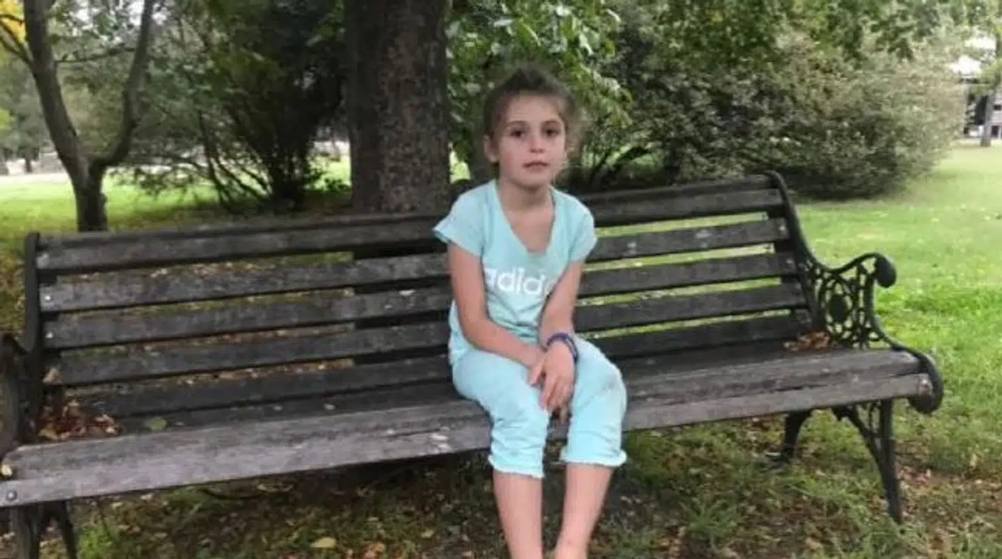 7-årige Evie var ude og lege, da hun blev angrebet af en sværm af hvepse.
