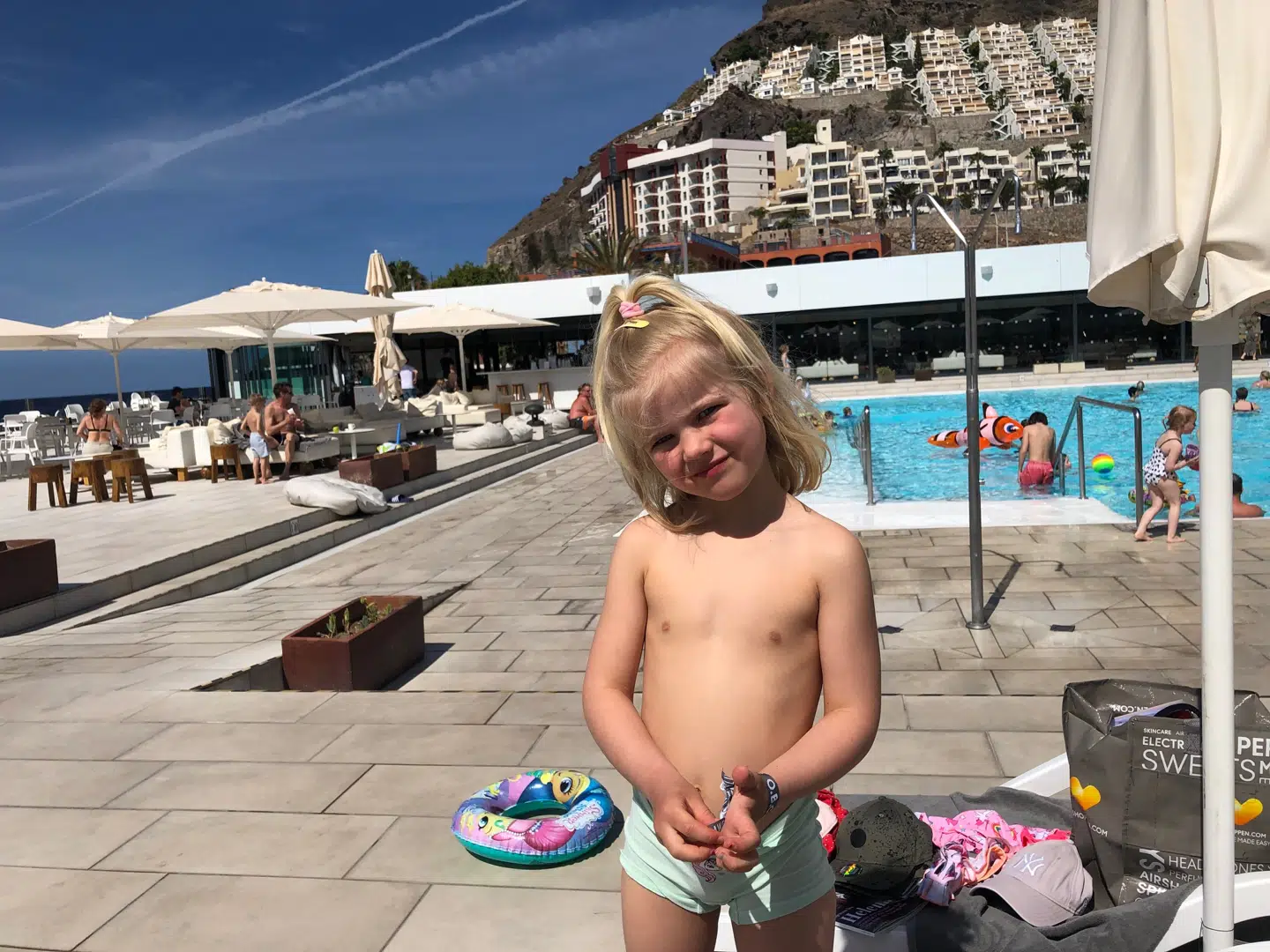 Billedet af 4-årige Alma måtte ikke blive lagt på faderens facebookprofil, fordi det brød med mediets 'fællesskabsregler om nøgenhed eller seksuel aktivitet'.
