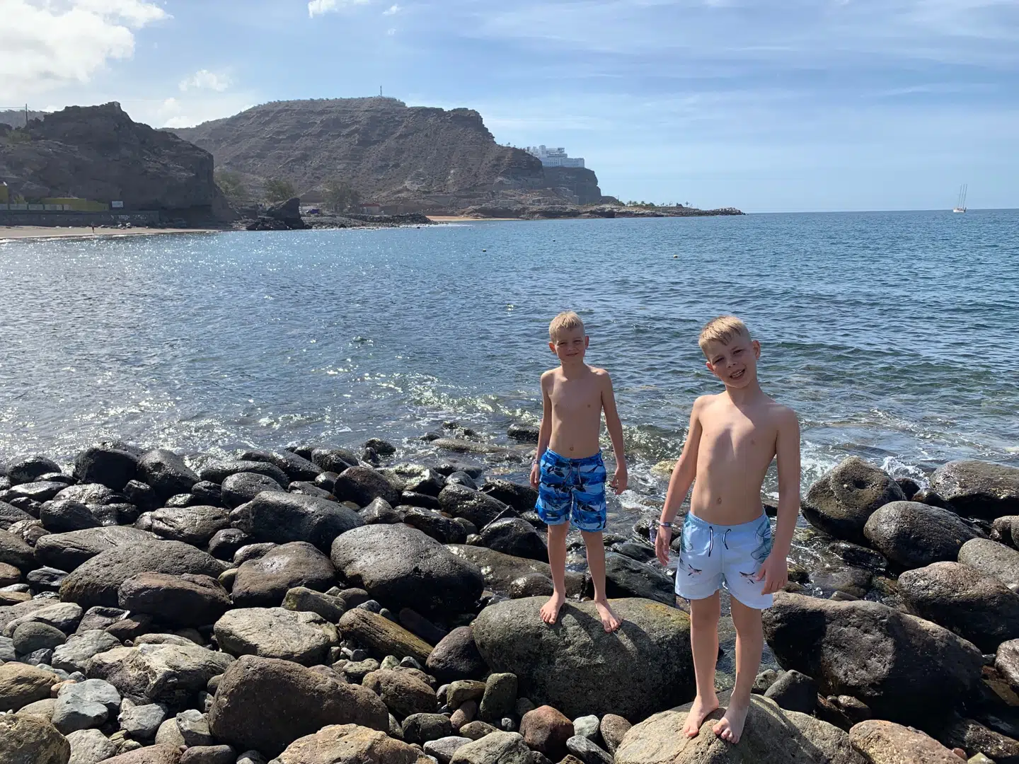 Adam og Noah på stranden i Gran Canaria. Billedet her kom uden problemer på faderens private facebookprofil.