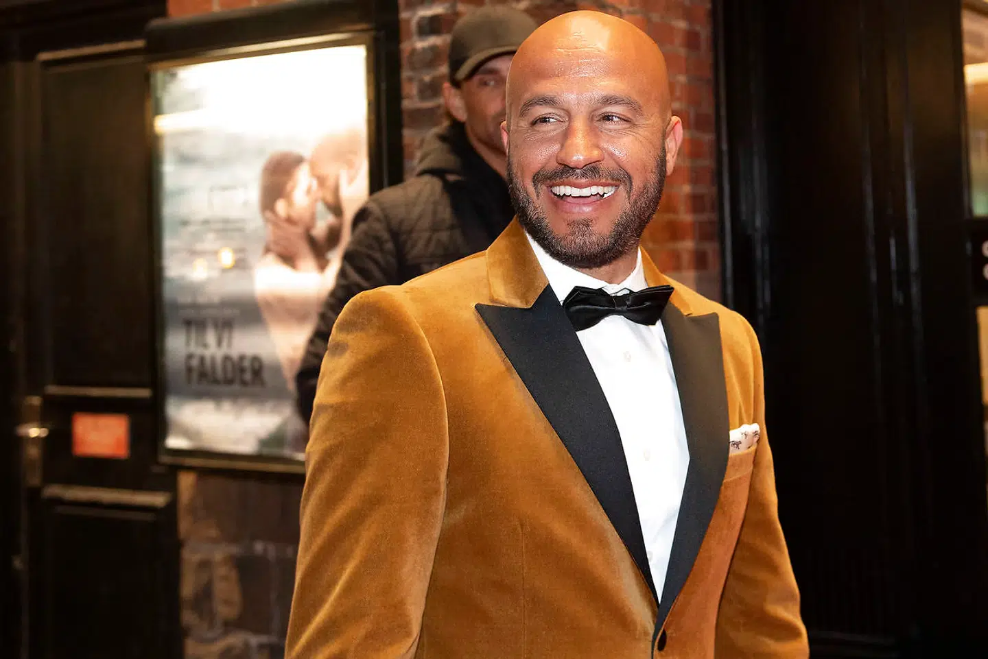 Dar Salim spiller hovedrollen i filmen, og ifølge B.T.'s anmelder spiller han lige så strålende, som han ser ud