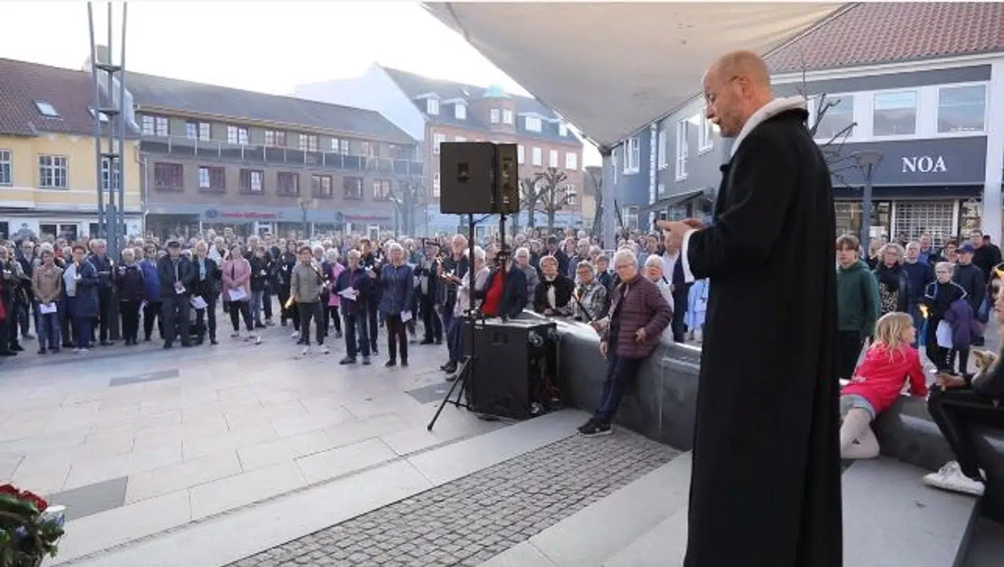 Præst i Brande Arne Holst-Larsen på Brande Torv torsdag 25. april.