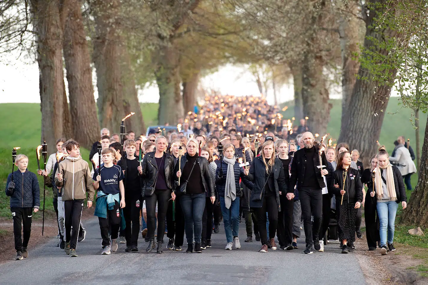 En borgergruppe i familien Holch Povlsens hjemby, Stavtrup, afholder en mindebegivenhed for at vise medfølelse, torsdag den 25. april 2019.