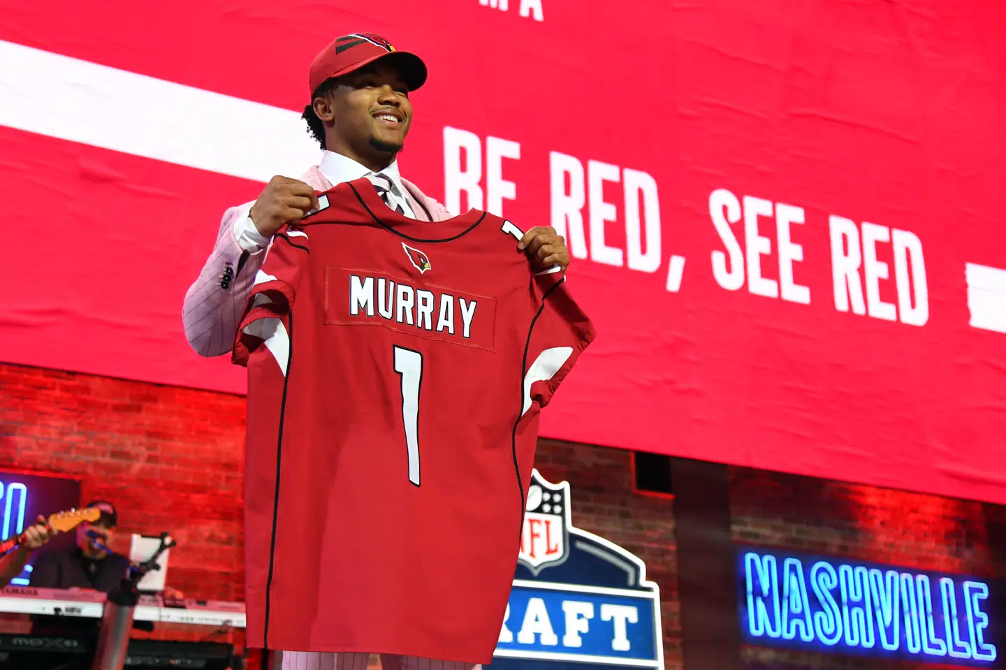 Kyler Murray fra universitet Oklahoma bliver valgt som nummer et af Arizona Cardinals i første runde af draften i NFL i Nashville, USA. Christopher Hanewinckel/Ritzau Scanpix