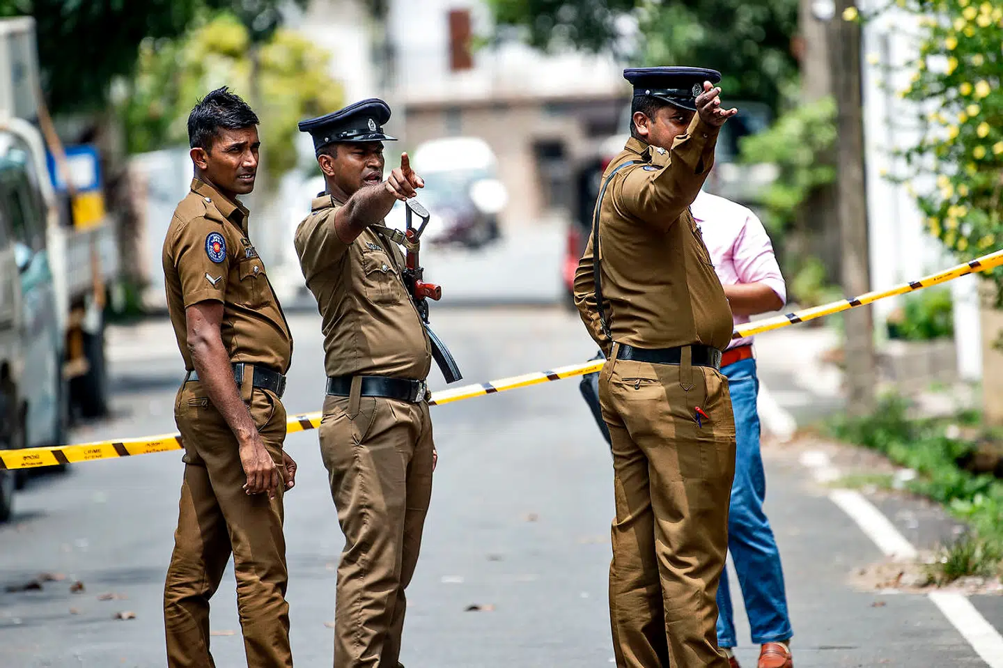 Sri Lanka, hovedstaden Colombo. Huset i bydelen Dematagoda er ejet af faderen til de to brødre, der menes at have udført selvmordsangrebene på Hotellerne Cinnamon Grand og Shangri-la. Huset har skader, for da politiet stormede huset, udløste konen til en af de to brødre en selvmordsbombe og tog tre betjente og tre børn med sig i døden.