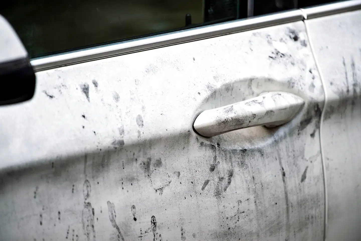 Sri Lanka, hovedstaden Colombo. Huset i bydelen Dematagoda er ejet af faderen til de to brødre, der menes at have udført selvmordsangrebene på Hotellerne Cinnamon Grand og Shangri-La. Huset har skader, for da politiet stormede huset, udløste konen til en af de to brødre en selvmordsbombe og tog tre betjente og tre børn med sig i døden. Fingeraftryk på den hvide BMW uden for huset.