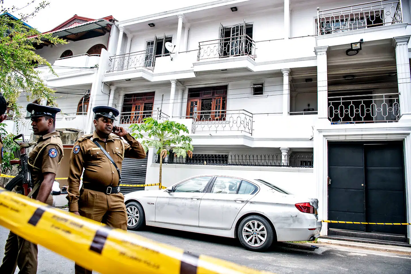 Sri Lanka, hovedstaden Colombo. Huset i bydelen Dematagoda er ejet af faderen til de to brødre, der menes at have udført selvmordsangrebene på Hotellerne Cinnamon Grand og Shangri-La. Huset har skader, for da politiet stormede huset, udløste konen til en af de to brødre en selvmordsbombe og tog tre betjente og tre børn med sig i døden.