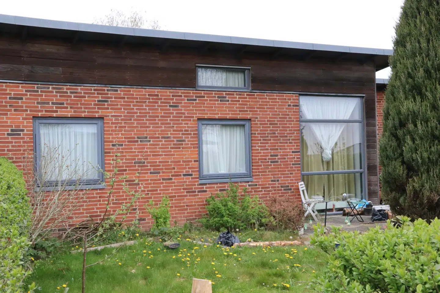 I dette hus i Sabro blev to mennesker fundet dræbt onsdag aften.