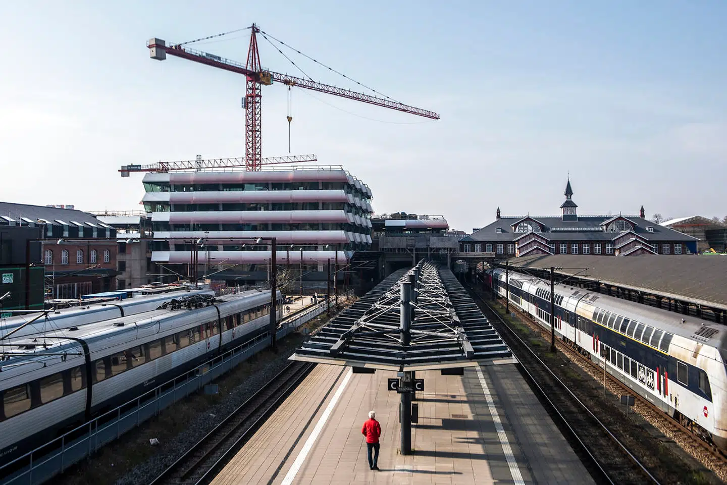 Østerport 2 til venstre for perronen ved siden af den fredede Østerport Station til venstre for perronen.