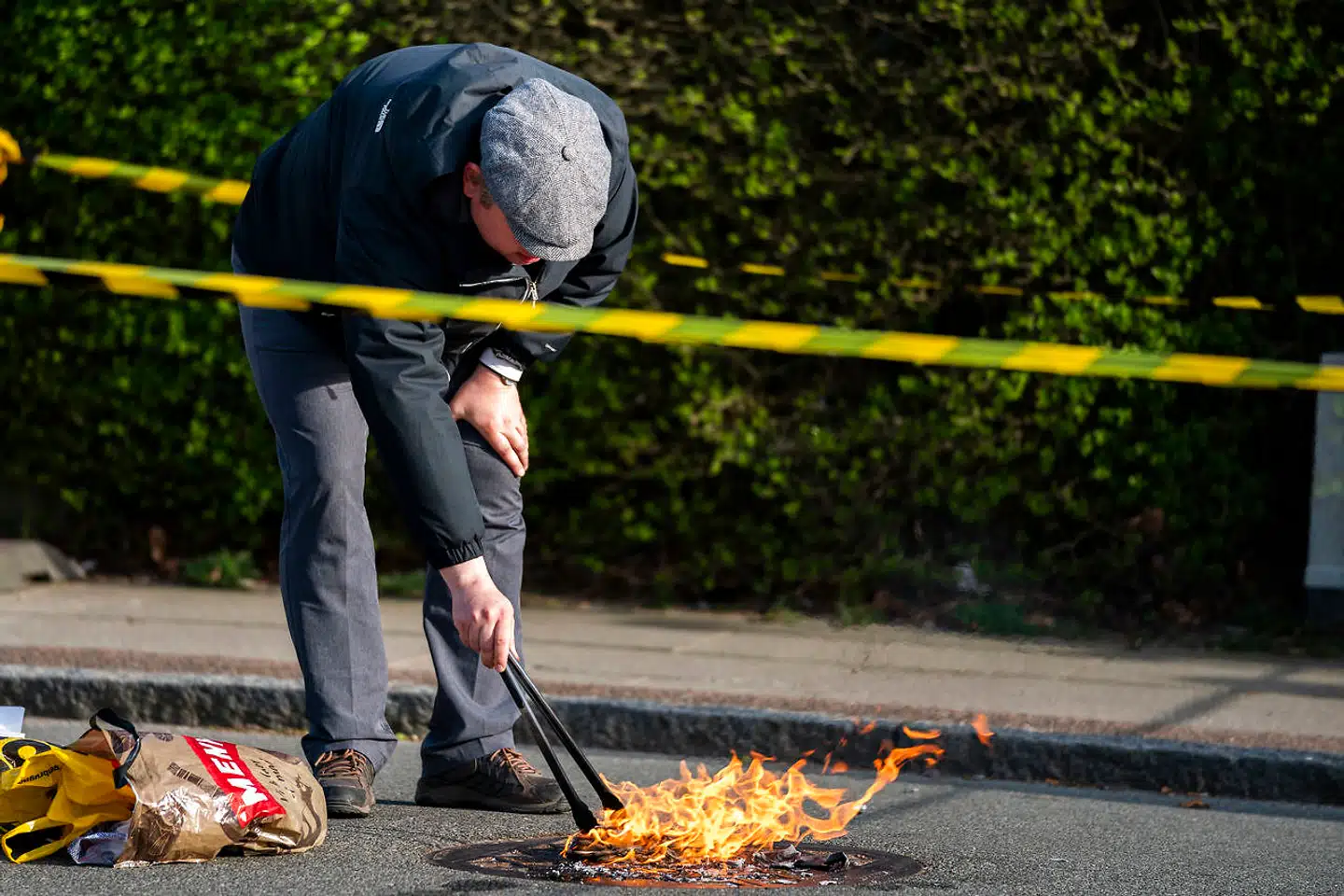 Rasmus Paludan fra partiet Stram Kurs demonstrerer foran Tårnby Gymnasium i Kastrup, tirsdag den 23. april 2019. (Foto: Martin Sylvest/Ritzau Scanpix 2019)