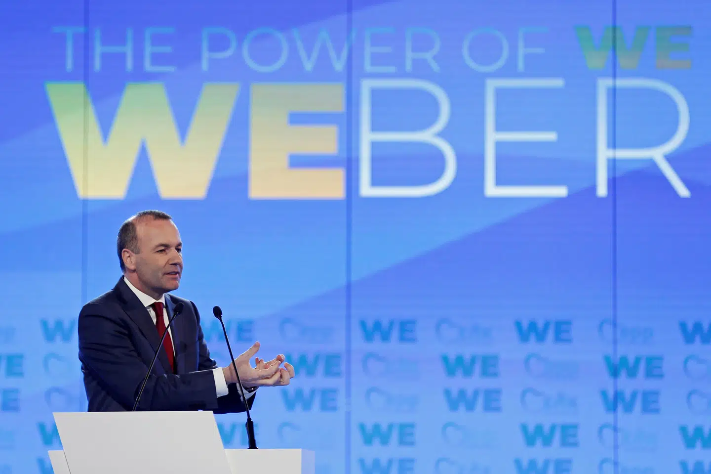 Manfred Weber er netop nu på EU-turné for at opstøve støtte til sit spidskandidatur som formand for EU-Kommissionen. Her taler han til en græsk forsamling i Athen. Costas Baltas/Reuters