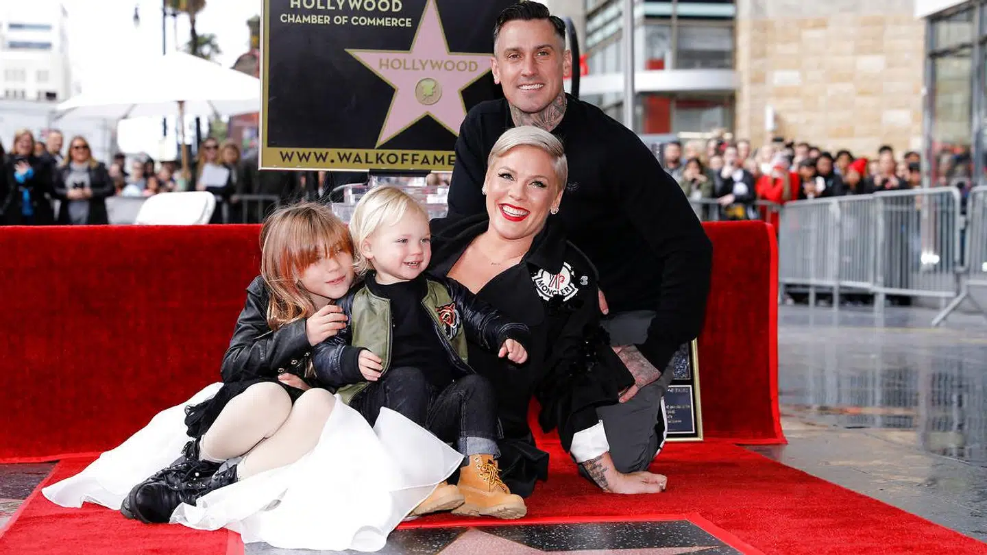 Pink med sin mand Carey Hart og deres to børn Willow og Jameson på Hollywood Walk of Fame.