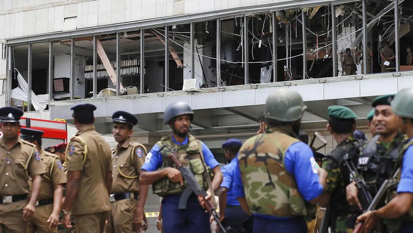 Politi og sikkerhedsstyrker bevogter Shangri La Hotellet i Colombo efter eksplosionen. EPA.
