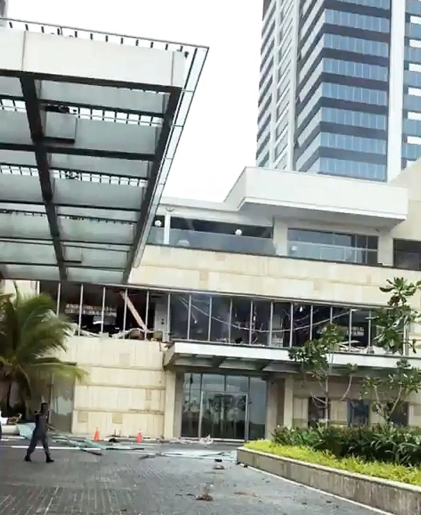 Ødelæggelserne af hotel Shangri La er tydelige. @BHANOOB/via REUTERS.