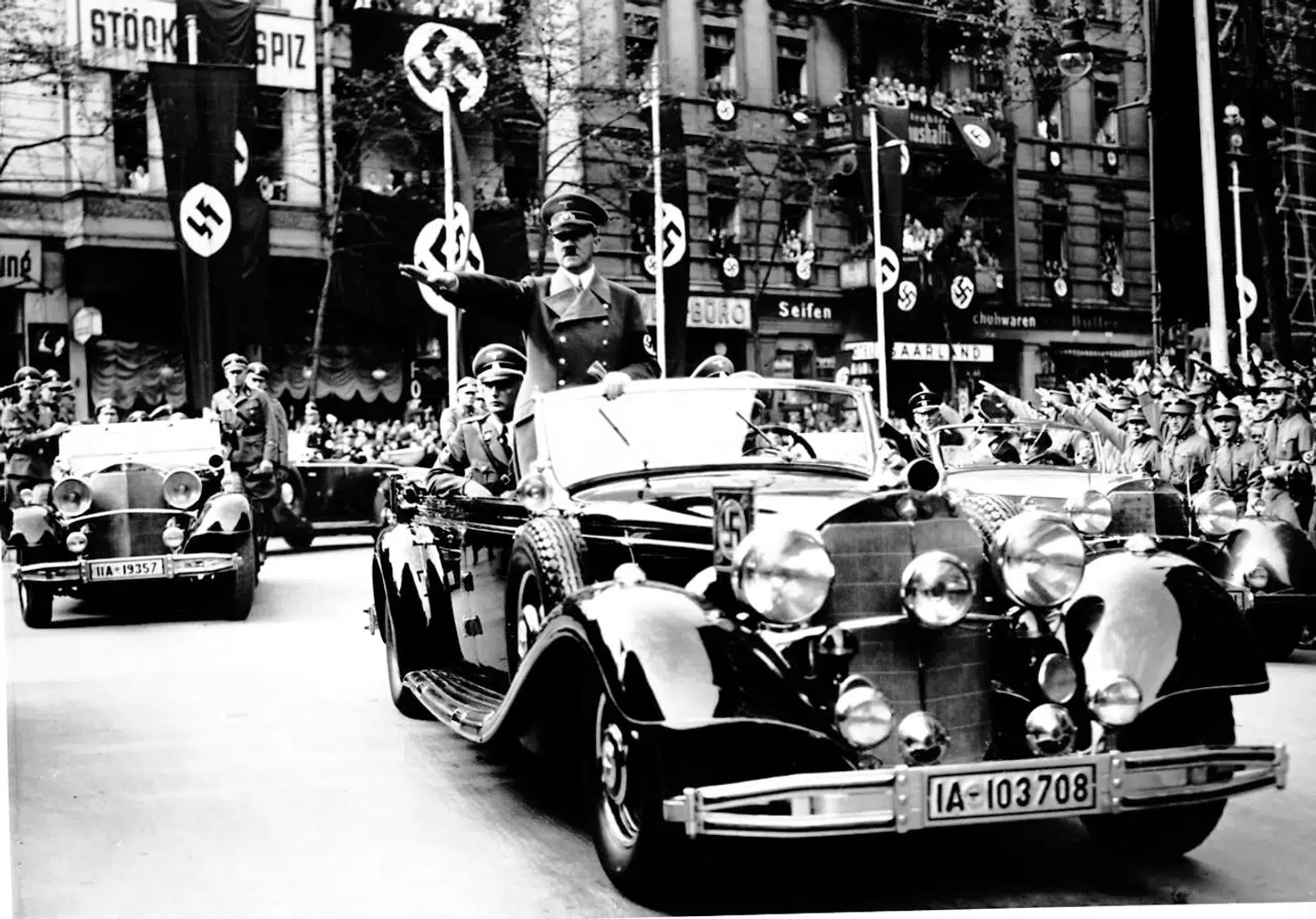 Adolf Hitler modtager hyldest af jublende indbygere efter han har 'løst' Sudetertyskernes situation.