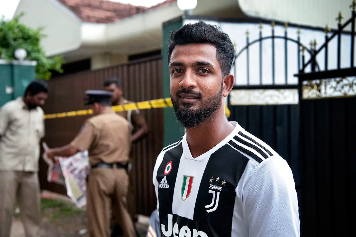 Sri Lanka Hovedstaden Colombo I dette (gule) forstadshus bag jernporten, blev bomberne fabrikeret af terrorister, som havde lejet sig ind for flere måneder. Naboen til bombefabrikken Mohammed Aman