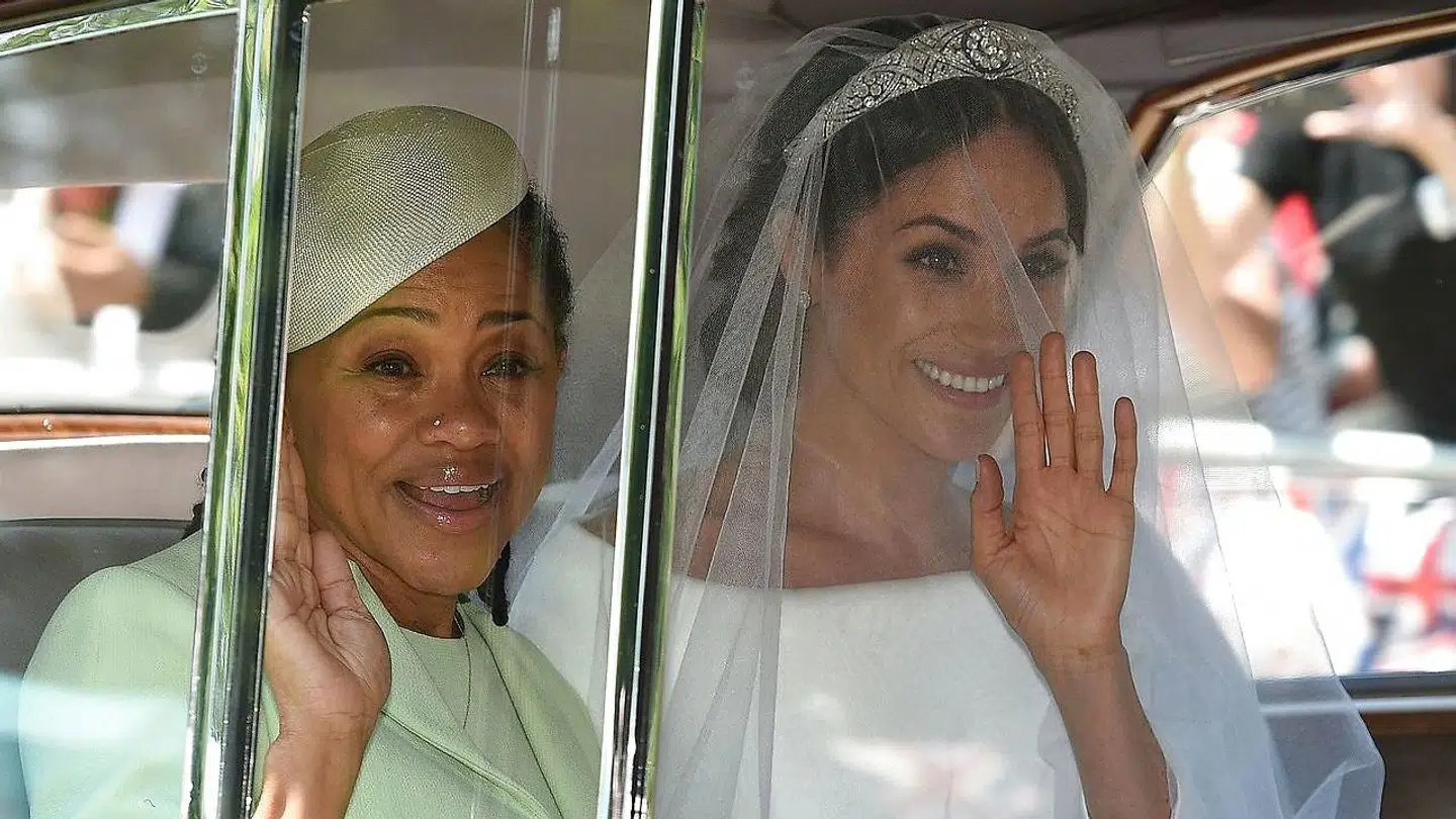 Meghan Markle og hendes mor Doria Ragland, da de ankom sammen til det royale bryllup sidste år.