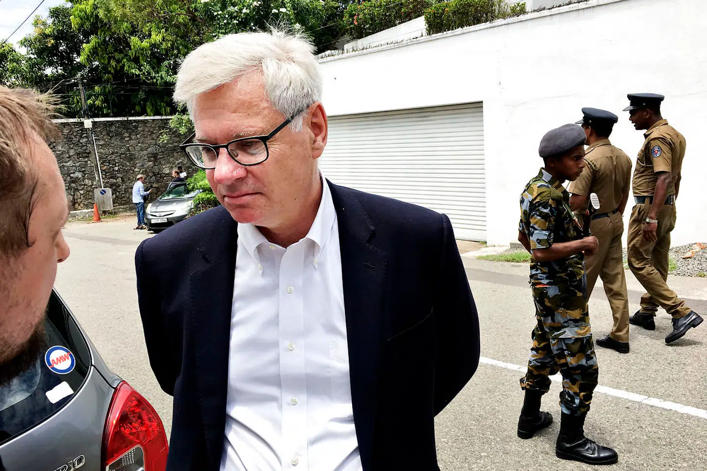 Her ses Peter Taksøe-Jensen foran den norske ambassade i Colombo, Sri Lanka.