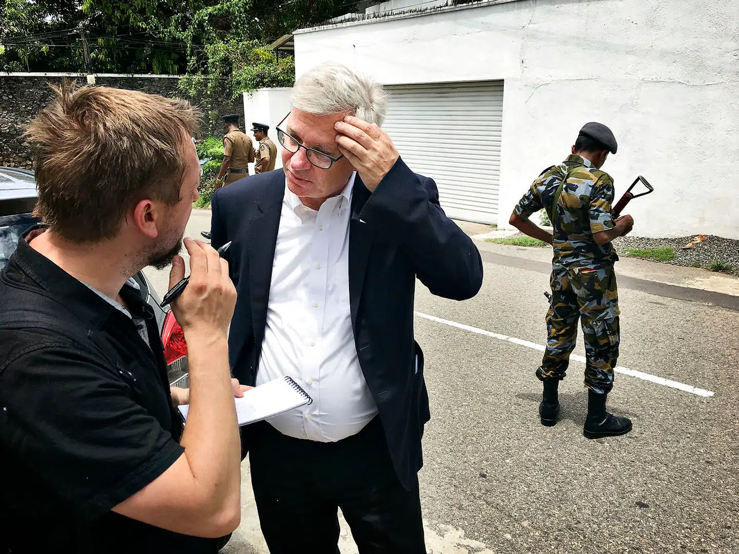 B.T.'s reporter ses her med den danske ambassadør i Indien, Peter Taksøe-Jensen, foran den norske ambassade i Colombo, Sri Lanka.