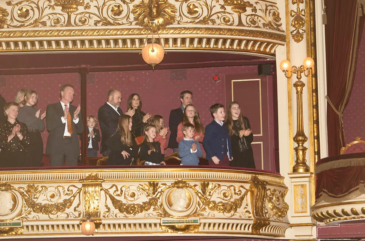 Anders Holch Povlsen med børnene i selskab med kronprinseparrets familie til premiere på juleballetten Nøddeknækkeren i Det kongelige Teater.
