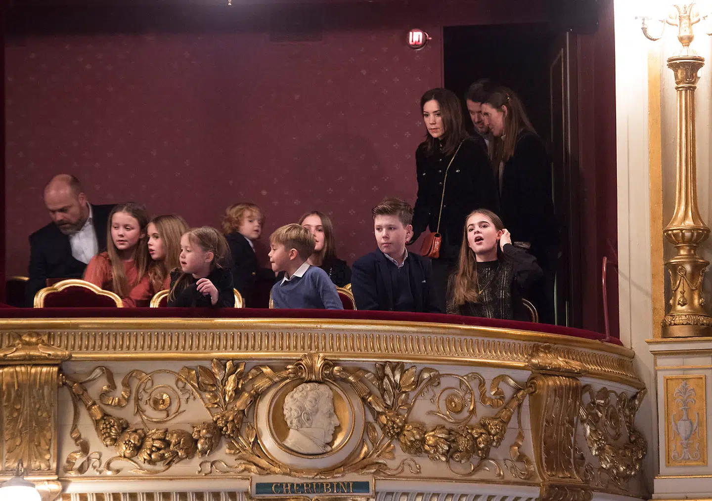 Her ses Anders Holch Povlsen med børnene i selskab med kronprinseparrets familie til premiere på juleballetten Nøddeknækkeren i Det kongelige Teater