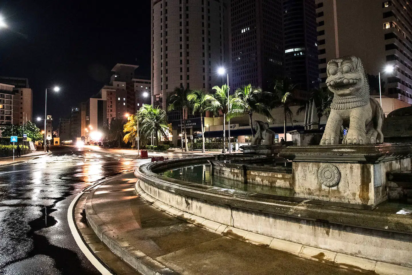 Gaderne i den ellers så livlige srilankanske hovedstad Colombo, ligger fuldstændig øde hen.