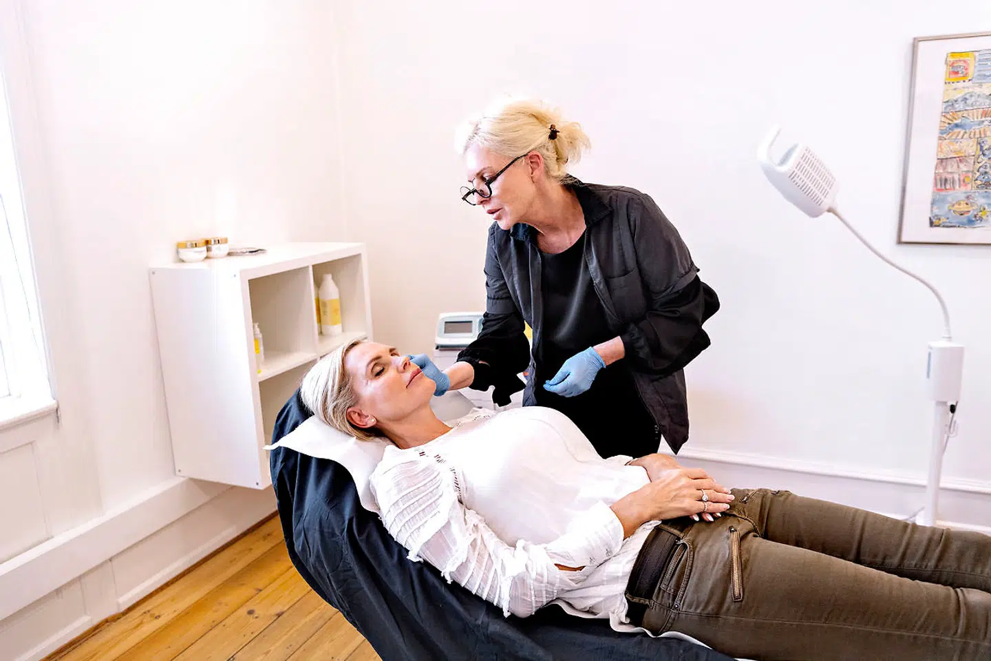 Janni Ree får Botox-indspøjtninger på klinikken City Care for at mindske sine smilerynker.