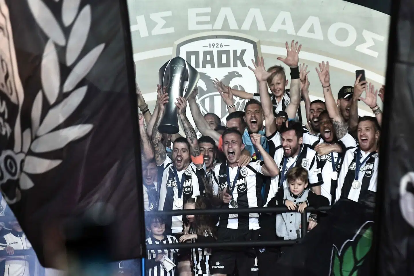 Her løfter PAOK-spillerne trofæet efter at have vundet den græske Super League.