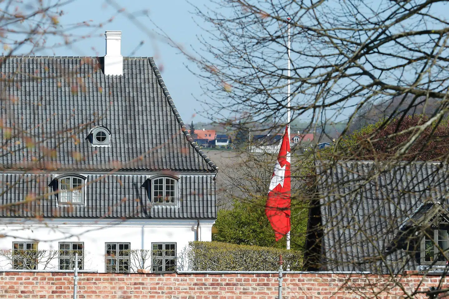 Flag på halv på godset Constantinsborg uden for Aarhus. Constantinsborg er ejet Anders Holch Povlsen. (Foto: Axel Schütt/Scanpix 2019)