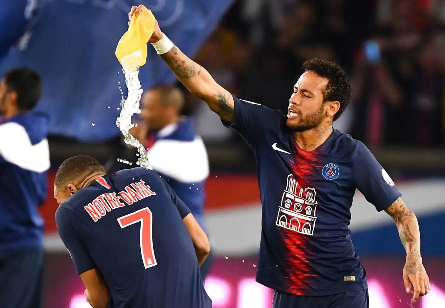 Kylian Mbappe fejrer mesterskabet med Neymar på en aften, hvor der også blev sendt tanker til brandhærgede Notre Dame.