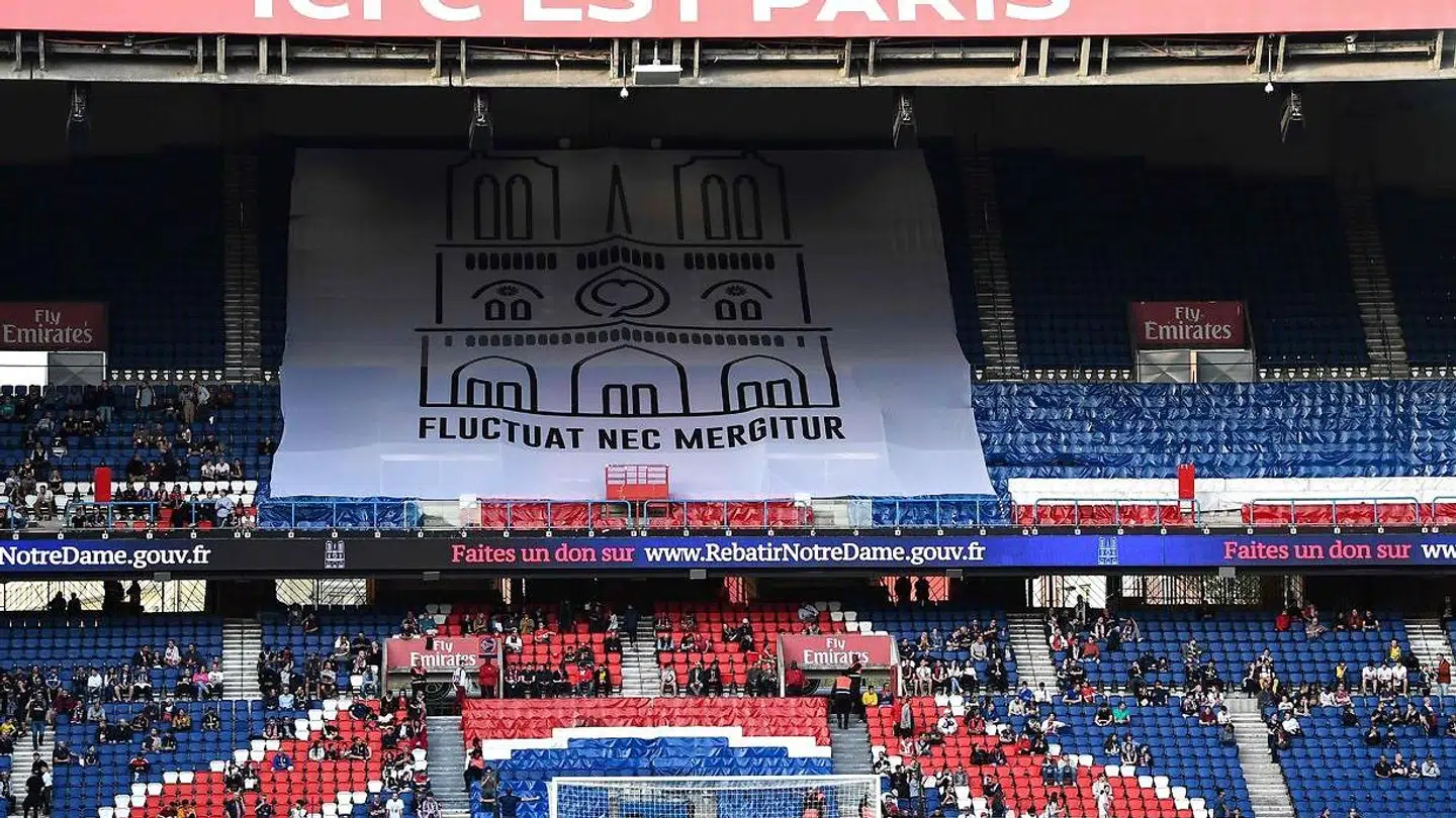 Et banner opfordrede til donationer til genopbygningen af Notre Dame.