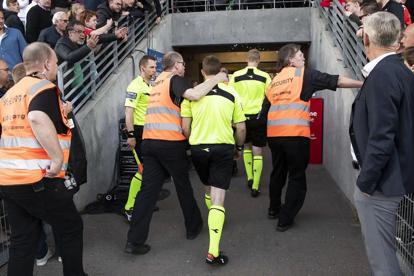 Peter Munch Larsen dommer i kampen måtte eksporteres fra banen af sikkerheds vagter. Superliga Fodbold Vejle Stadion. Vejle Boldklub mod AGF. Søndag den 21 april 2019.. (Foto: Claus Fisker/Ritzau Scanpix)