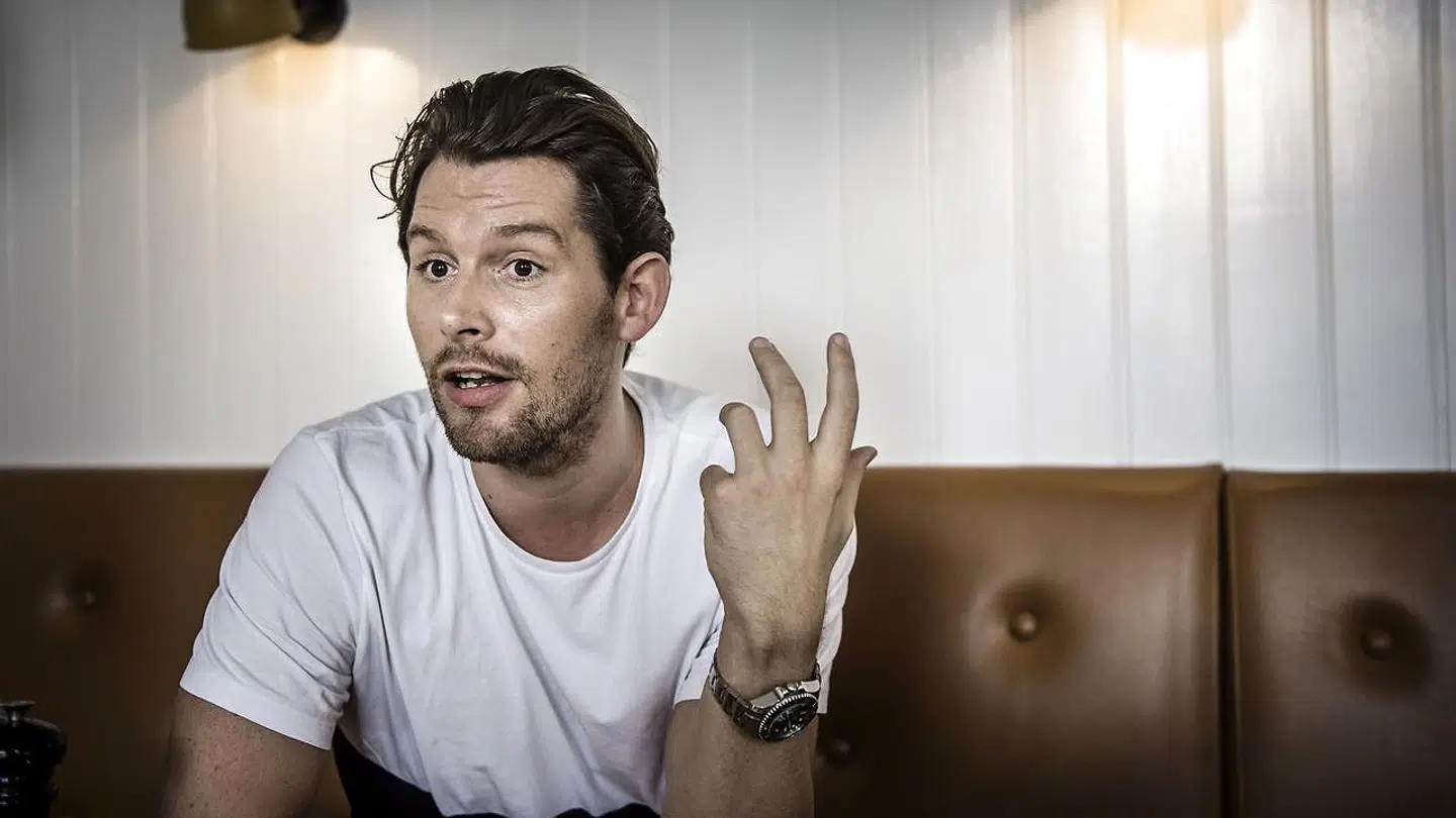 Rasmus Seebach er medejer af selskabet 'S & S Ejendomsinvest ApS' på Frederiksberg, hvor Arbejdstilsynet har givet strakspåbud, fordi syv litauiske håndværkere er blevet taget i at arbejde ulovligt på popsangerens byggeplads. Det skriver TV 2.