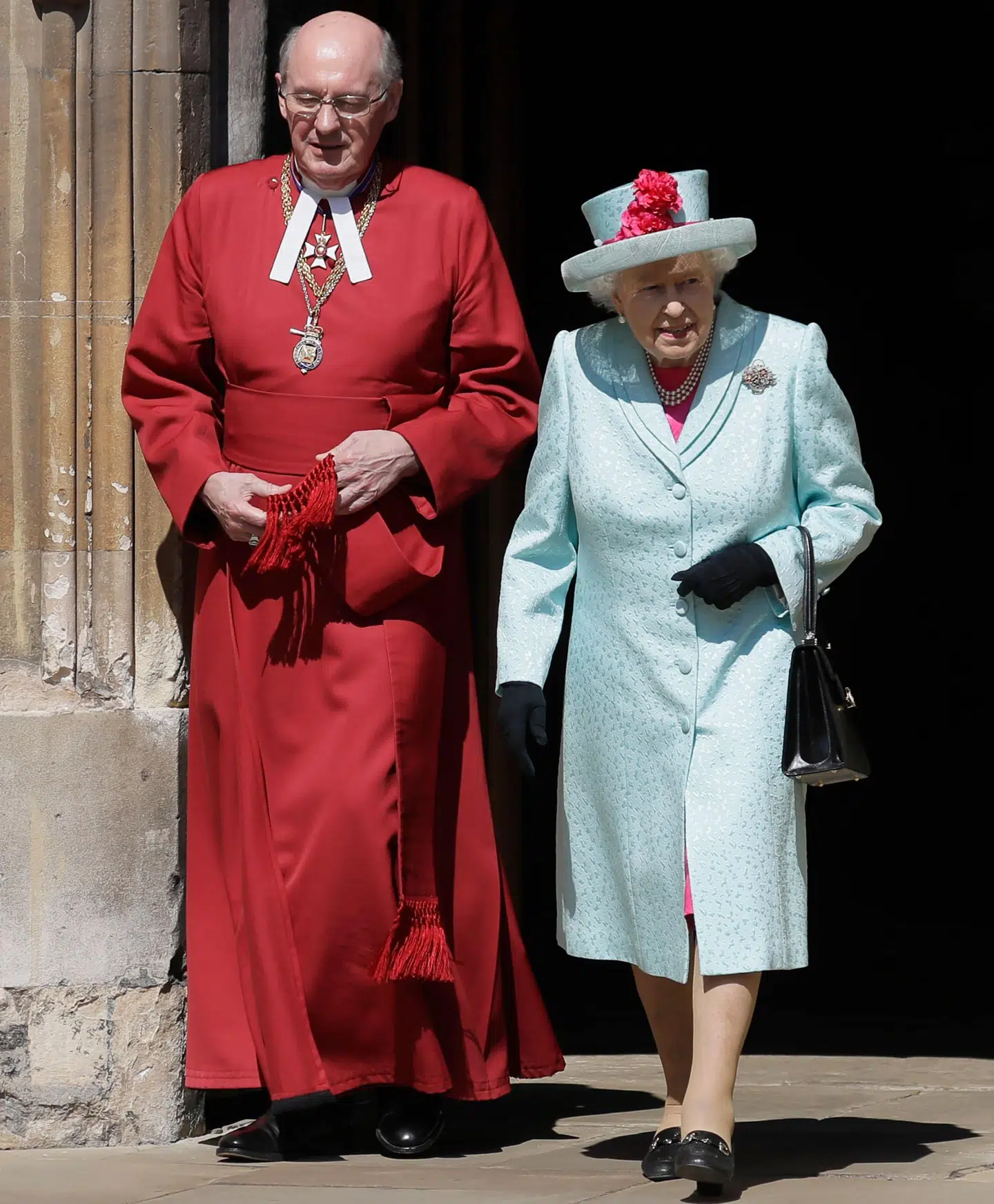 Dronning Elizabeth II og dekanen af Windsor, David Conner på vej ud fra gudstjenesten.