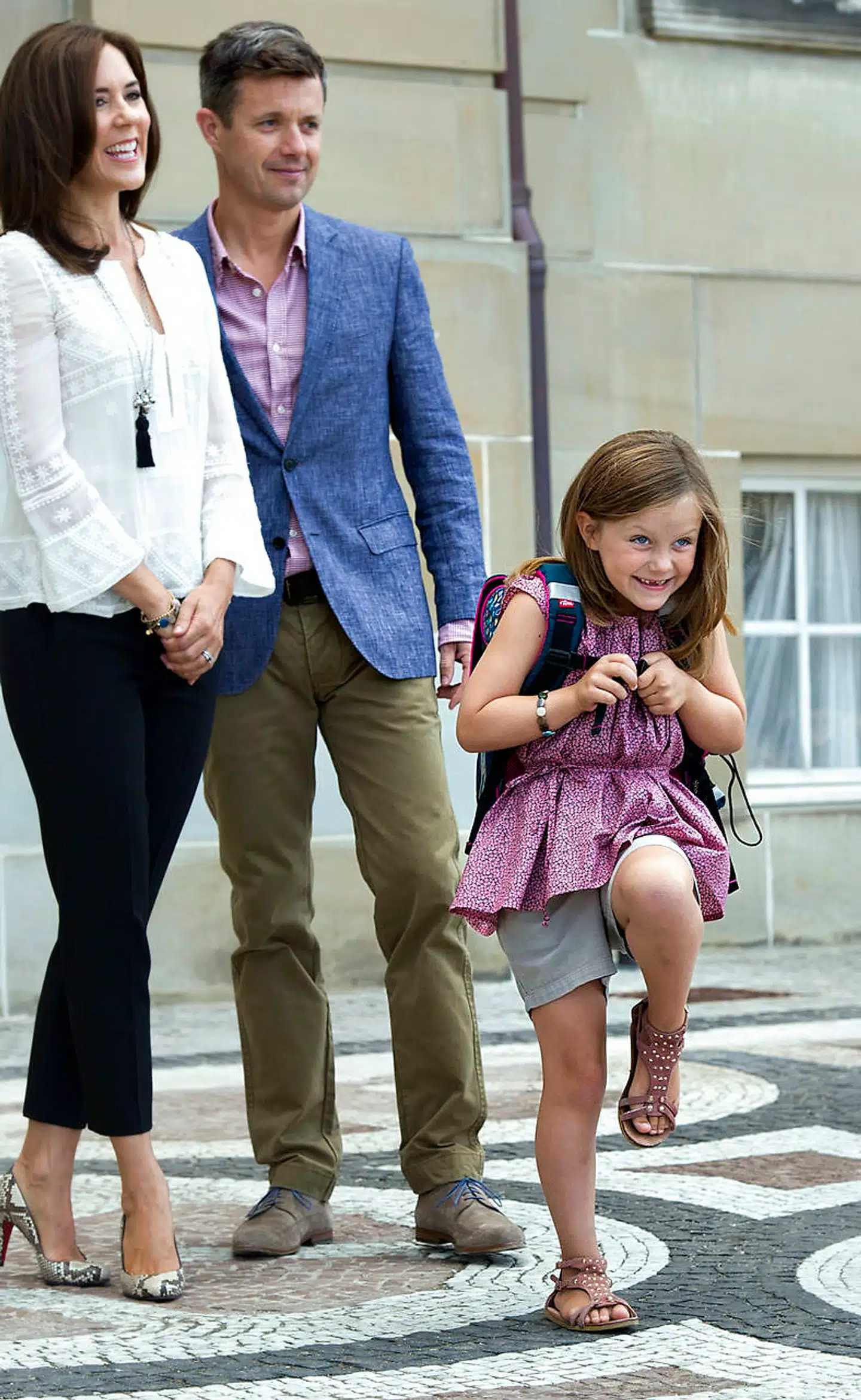 Selv om der er kameraer på, er prinsesse Isabella glad for at lave ansigter. Her skal hun i skole for første gang.