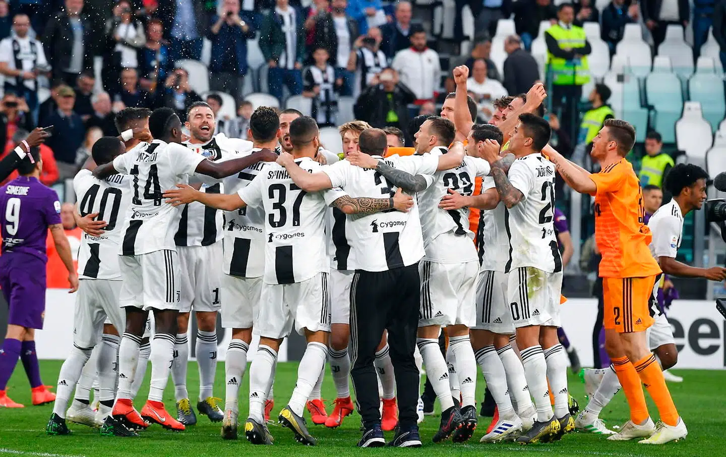 epa07518311 Juventus' players celebrate after winning the Italian Serie A Championship ("Scudetto") at the end of the Italian Serie A soccer match Juventus FC vs ACF Fiorentina at the Allianz Stadium in Turin, Italy, 20 April 2019. EPA/ALESSANDRO DI MARCO