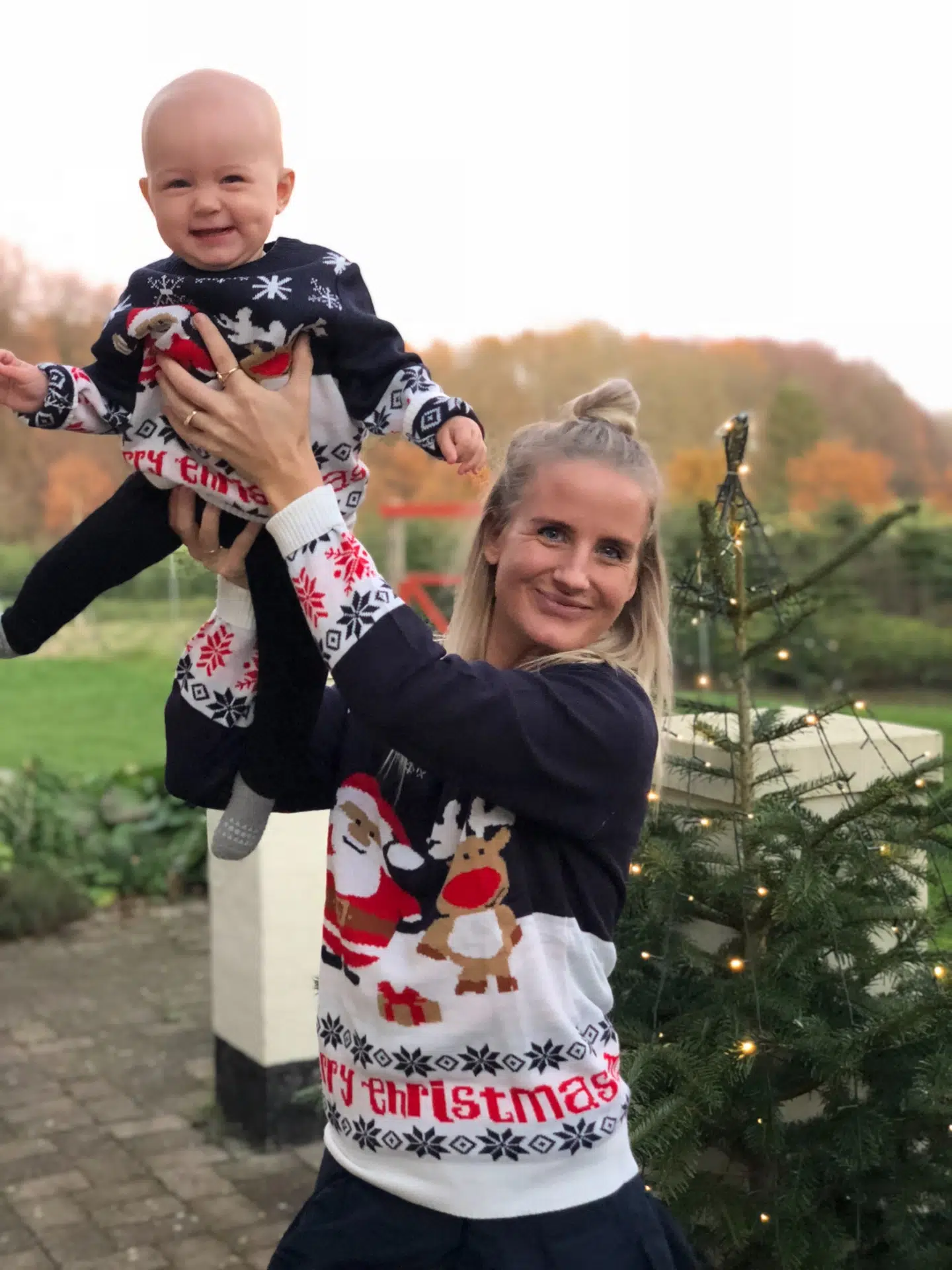 Homies første jul - selvfølgelig iklædt matchende outfit fra julesweaters.dk.